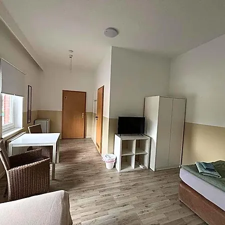 Doppelzimmer-bad-kuehlschrank-parkplatz-10