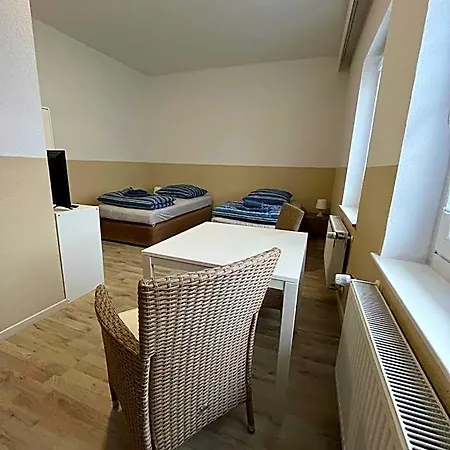 Doppelzimmer-bad-kuehlschrank-parkplatz-10