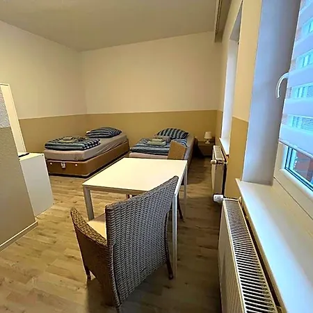 Doppelzimmer-bad-kuehlschrank-parkplatz-10 *