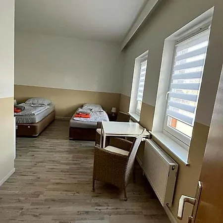 Doppelzimmer-bad-kuehlschrank-parkplatz-10 Meine