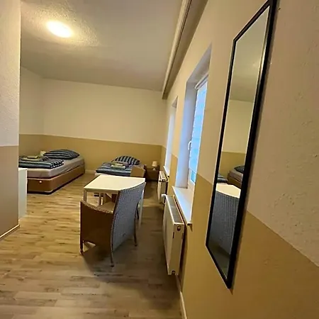 Doppelzimmer-bad-kuehlschrank-parkplatz-10 *