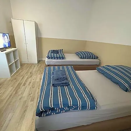 Doppelzimmer-bad-kuehlschrank-parkplatz-10 *
