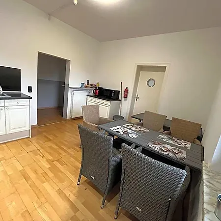 Doppelzimmer-bad-kuehlschrank-parkplatz-10 Meine